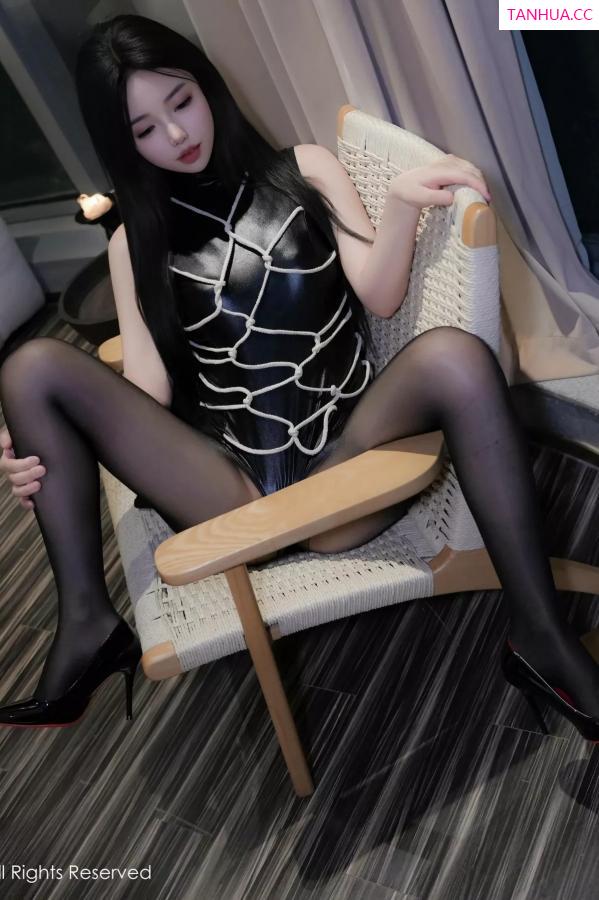   [XiuRen]高清写真图 2025.05.20 No.10299 沐言妍妍酱～ 魅惑黑丝第20张图片